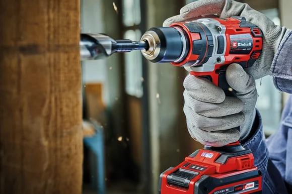 Person bohrt mit einem Akkuschrauber in Holz